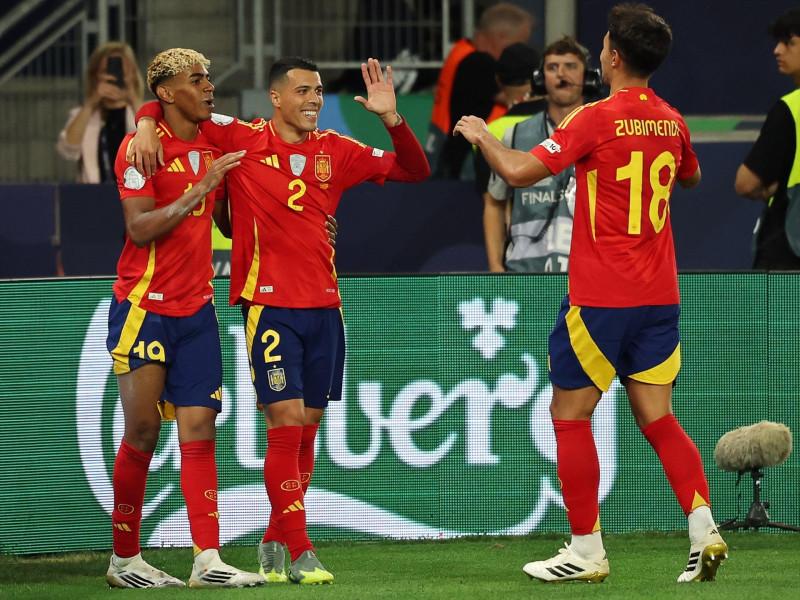 El español Lamine Yamal (izq.) celebra el quinto gol de su equipo con sus compañeros Pedro Porro (centro) y Martín Zubimendi durante el partido de semifinales de la Liga de Naciones de la UEFA entre España y Francia en el Stuttgart Arena.