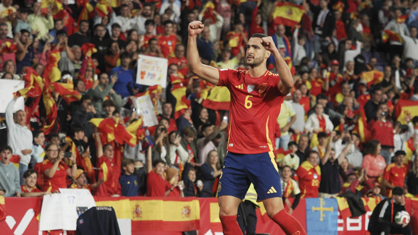 Mikel Merino celebra su segundo gol ante Bulgaria con España