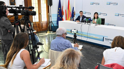La alcaldesa de Santander, Gema Igual, acompañada del concejal Fran Arias, presenta el proyecto de ordenanza de terrazas