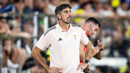Paunovic dirigiendo un partido del Real Oviedo