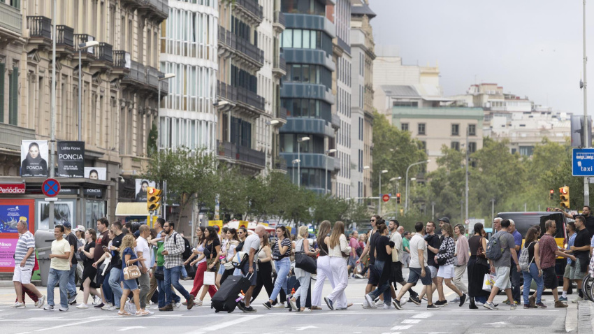 Aspecto del centro de Barcelona repleto de turistas