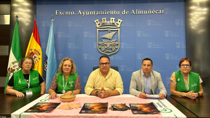 La fachada del Ayuntamiento y la Puerta de Almuñécar se iluminan de rosa en el Día Mundial contra el Cáncer de Mama