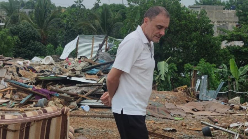 Miguel Ángel Gullón, ante las viviendas destruidas por los desalojos forzados de la policía.