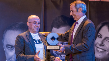 El propietario de Café-Bar Sacedón, José A. González Ibarra, recibe el premio de manos de Nacho Gutiérrez, gerente de Congelados Gesfrío