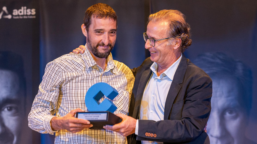 El presidente de APAG, Juan José Laso, ha sido el encargado de entregar el premio a Ataúlfo Gamo Castel