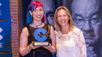 La alcaldesa de Guadalajara, Ana Guarinos, hace entrega del Premio 'Pequeño Comercio' a Mónica López