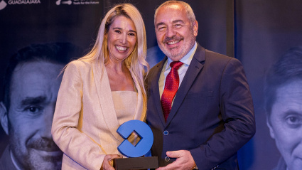 María Luisa Gutiérrez recibe su galardón de Juan Ramón Carmona, gerente de SegurMas