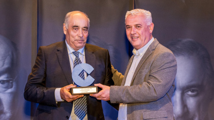El presidente de la Diputación, José Luis Vega, entrega el Premio 'Municipio Destacado' al alcalde de Villel de Mesa, Pedro Lozano