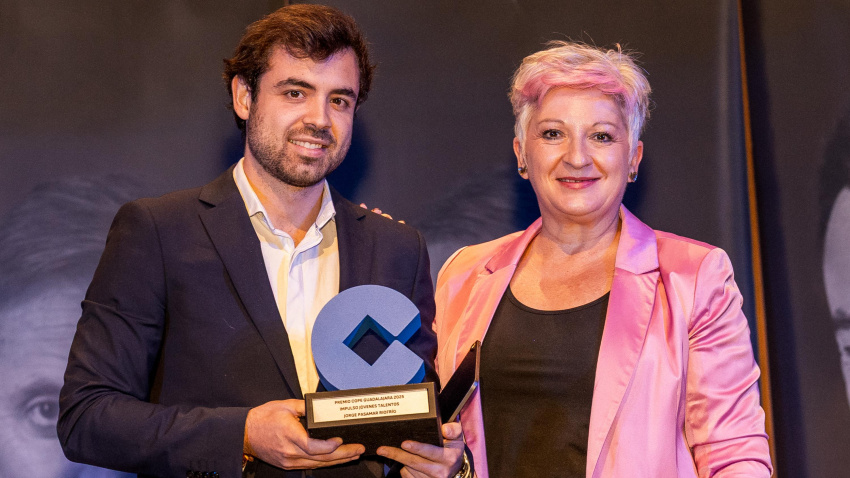 Jorge Pasamar Riofrío recoge el galardón de manos de Rosa María García, delegada de la Junta en Guadalajara, Rosa María García