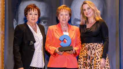 Visi y Feli García Parrilla recogen el Premio Especial de COPE en homenaje a su hermano. La encargada de entregarlo ha sido Lucía Fernández del Viso, directora general de Ábside Media