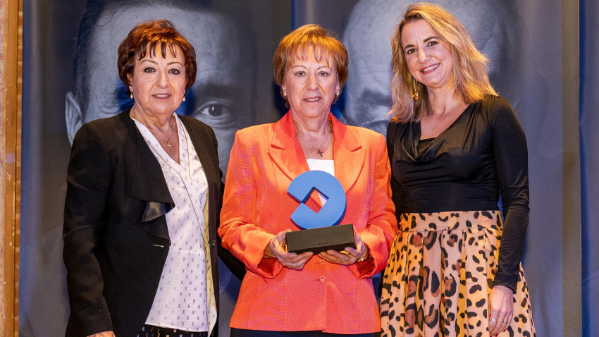 Visi y Feli García Parrilla recogen el Premio Especial de COPE en homenaje a su hermano. La encargada de entregarlo ha sido Lucía Fernández del Viso, directora general de Ábside Media