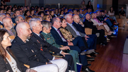 Autoridades entre el público asistente