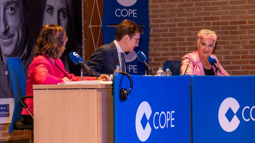 Rosa María García, delegada de la Junta de Comunidades en Guadalajara, respondiendo a las preguntas de los presentadores