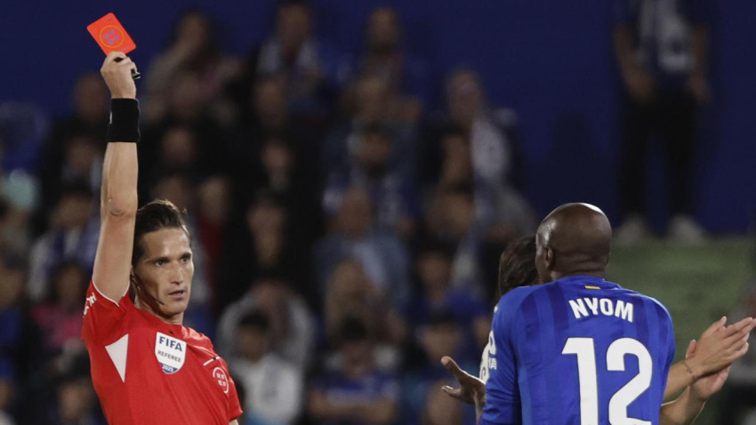 Nyom ve la tarjeta roja en el Getafe - Real Madrid