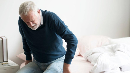 Una persona mayor con dolores debido a la osteoporosis