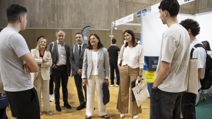 Jóvenes cántabros en la feria de empleo