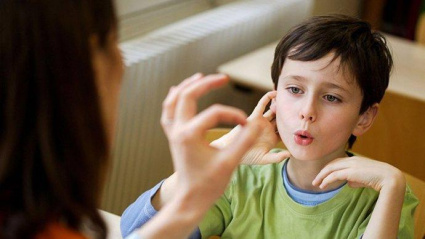 Logopeda trabajando con un niño tartamudo   MADRID, 29 (EUROPA PRESS)     El mejor momento para la intervención y tratamiento de la tartamudez a edades tempranas resulta más eficaz, ya que aún no han aparecido conductas secundarias como muletillas, fuerza, evitación, circunloquios o ansiedad, ha destacado la Fundación Española de Tartamudez.   La tartamudez es una alteración en el ritmo del habla que se caracteriza por la repetición o prolongación de palabras. Es un trastorno que aparece durante la infancia y se estima que un 5 por ciento de los niños de entre 2 y 5 años presenta disfluencias en algún momento, las cuales pueden agravarse durante la vida adulta.   Las personas con tartamudez representan el 1 por ciento de la población mundial y muchas de ellas ven limitada su vida diaria por la dificultad a la hora de afrontar situaciones en el ámbito escolar, profesional y social. Así, se ha destacado que una política de detección precoz de la tartamudez en consulta resulta exitoso si se realiza de manera temprana, concretamente entre los 2 y 6 años de edad.   Asimismo, investigaciones que se están llevando a cabo en las áreas de la genética, neuroimagen y coordinación motora están demostrando que la tartamudez podría estar causada por un problema de integración de los circuitos neurológicos, y no por factores externos o psicológicos. No obstante, entre sus factores de riesgo se pued destacar la historia familiar, la edad del niño, la duración del cuadro de tartamudez, el género y los tipos y velocidad del habla.   A pesar de estos datos, la Fundación Española de la Tartamudez ha destacado que no todos los pediatras derivan al especialista a los niños que presentan este tipo de alteraciones, lo que retrasa su diagnóstico y tratamiento.DIAGNÓSTICO PRECOZ Y TRATAMIENTO TEMPRANO   Por ello, la Fundación Vithas Nisa y la Fundación Española de la Tartamudez han firmado un convenio que pone en marcha un proyecto de investigación en el ámbito