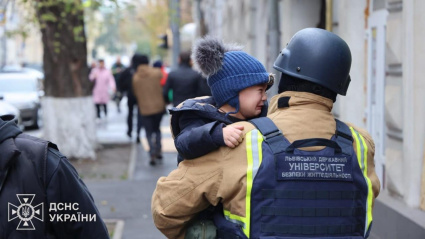 Los bomberos evacúan a todos los niños que se encontraban en la guardería atacada por Rusia