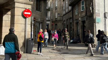 Entrada a la plaza de Cervantes desde la Algalia donde está sentado el causante de los problemas