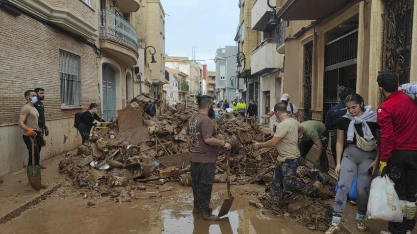 Vecinos continúan con las labores de limpieza en Aldaia, Valencia, tras la DANA del 29O