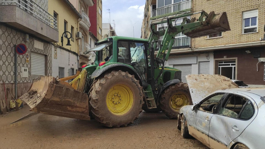 Juanma, un tractorista llegado desde unos 100 kilómetros a Aldaia para participar en las labores de recogida de fango y lodos en esta población