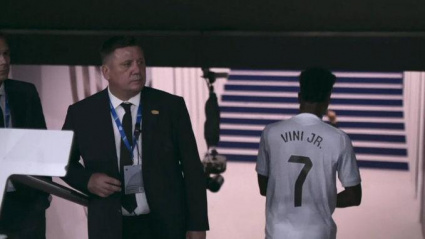 Vinicius se retira cabreado al vestuario tras ser sustituido en el Clásico