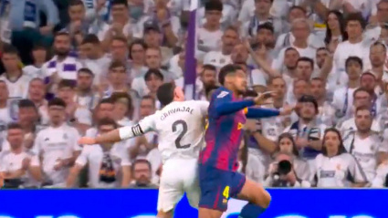 Acción de Carvajal sobre Araujo en el Clásico entre el Real Madrid y Araujo