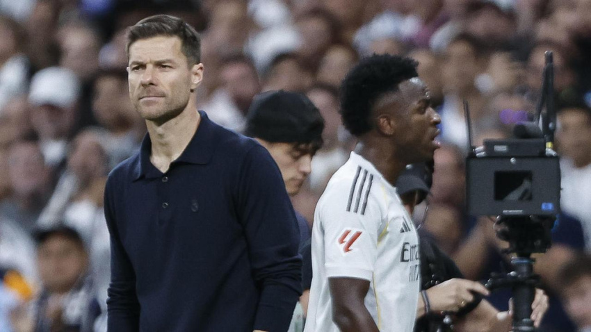 Vinicius se retira al banquillo sin mirar a Xabi Alonso en el Clásico
