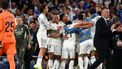 Los jugadores del Real Madrid celebran la victoria contra el Barcelona