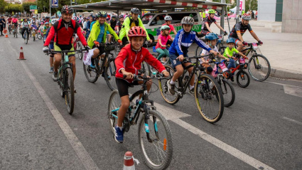 Jaén desafía a la lluvia y se echa a la calle para celebrar el Día de la Bicicleta