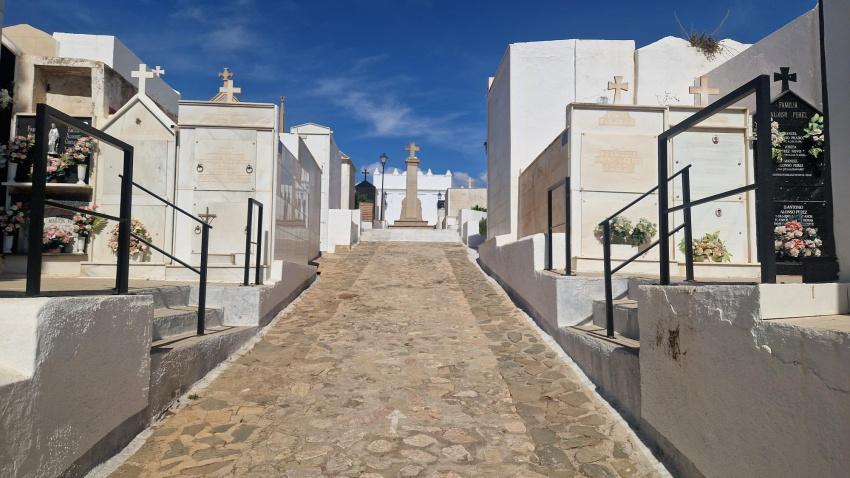 Salobreña prepara sus cementerios para la festividad de Todos los Santos