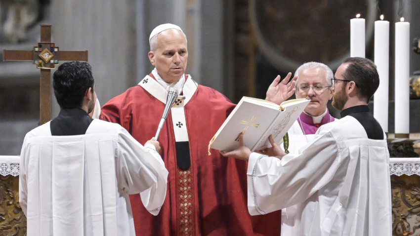Vatican City (Vatican City State (Holy See)), 27/10/2025.- Pope Leo XIV (2-L) leads a Holy Mass marking the official opening of the Jubilee of the World of Education, in St. Peter's Basilica, Vatican City, 27 October 2025. The Jubilee of the World of Education runs from 27 October to 01 November 2025, and is part of the larger 2025 Jubilee Year of Hope. (Papa) EFE/EPA/RICCARDO ANTIMIANI