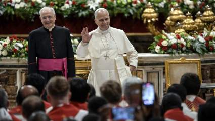 Vatican City (Vatican City State (Holy See)), 27/10/2025.- Pope Leo XIV (R, back) waves as he leads a Holy Mass marking the official opening of the Jubilee of the World of Education, in St. Peter's Basilica, Vatican City, 27 October 2025. The Jubilee of the World of Education runs from 27 October to 01 November 2025, and is part of the larger 2025 Jubilee Year of Hope. (Papa) EFE/EPA/RICCARDO ANTIMIANI