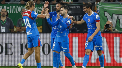 Baena celebra con su compañeros su gol, en el Betis - Atlético