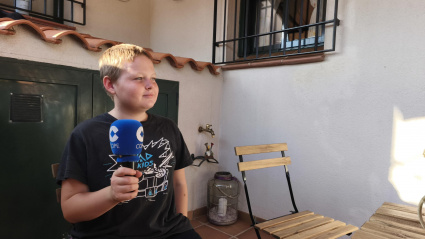 Stas, en el patio de su casa