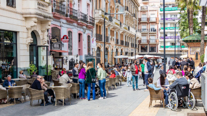Gente sentada en una terraza en un bar de Huelva, archivo