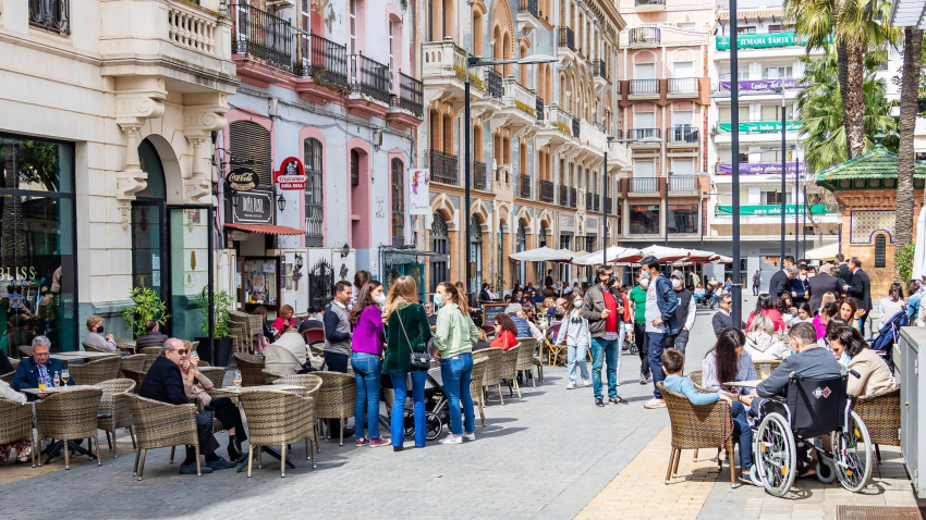 Gente sentada en una terraza en un bar de Huelva, archivo