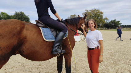 Elena López, junto a un caballo y una amazona en Prezanes