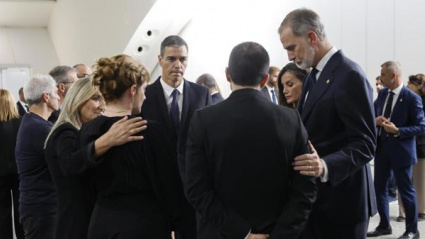 VALENCIA, 29/10/2025.- Los reyes Felipe y Letizia junto al presidente del Gobierno, Pedro Sánchez (c), conversa con familiares de las víctimas a su llegada al funeral de Estado por las 237 víctimas de la dana celebrado este miércoles en Valencia con motivo del primer aniversario de la tragedia. EFE/ Ballesteros POOL
