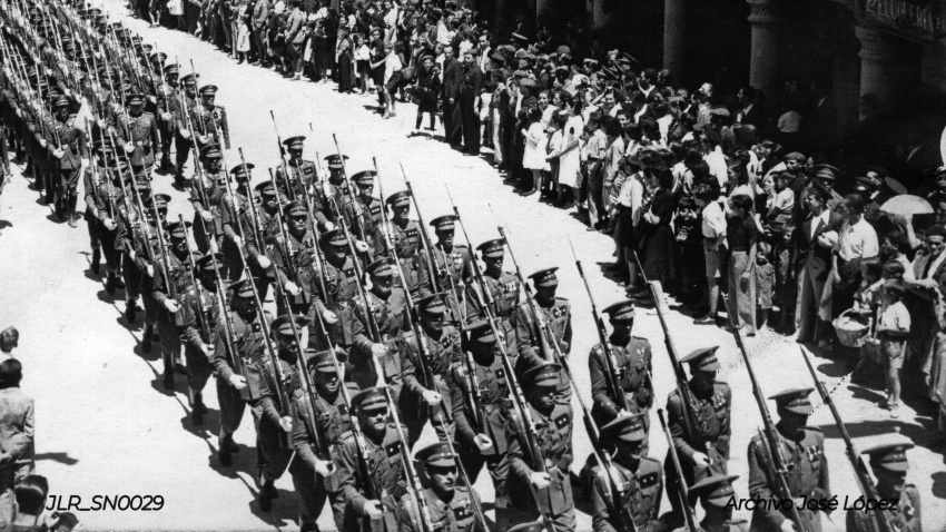 Desfile de Ingenieros Militares por la Calle Mayor de Guadalajara