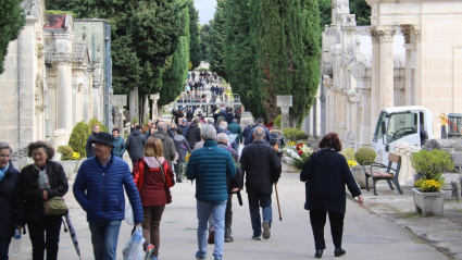 Los vendedores de flores de Burgos notan una bajada de las ventas con la esperanza de las compras del último día en la Plaza de España
