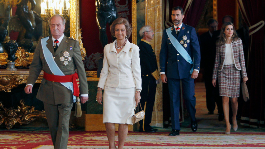 Los Reyes Católicos de España, Juan Carlos I y Sofía, y los Príncipes Felipe y Letizia, asisten al Palacio Real.