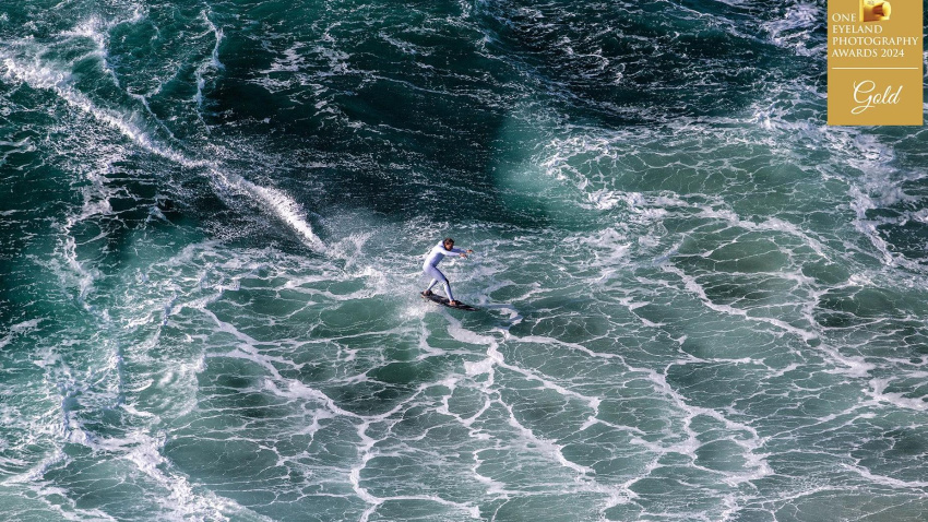 Instantánea captada en las enormes olas de la costa portuguesa de Nazaret