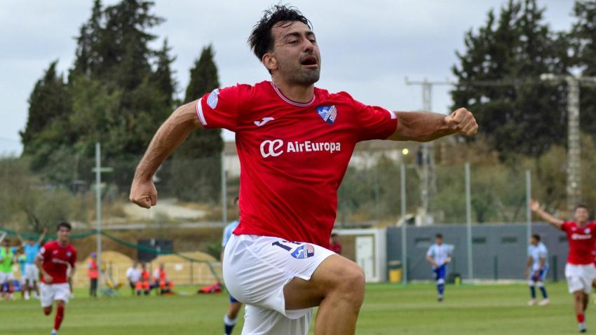 Javi Castedo, celebrando un gol con el CD Estepona esta temporada.