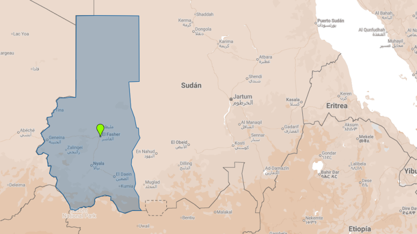 La región del Darfur, sombreada en azul y la capital de El Fasher, recientemente conquistada por las Fuerzas de Acción Rápida