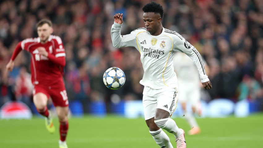 Vinicius jugando contra el Liverpool