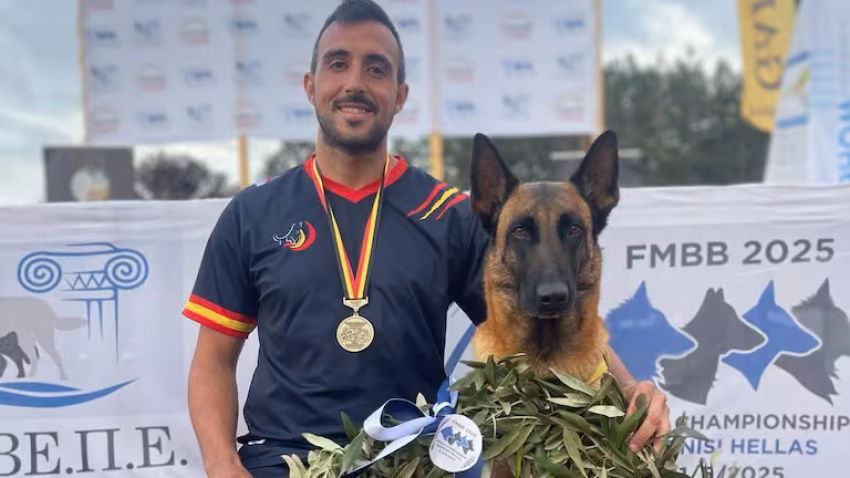 El alcoyano Andreu Fernández y su perra Aire, campeones del mundial FMBB 2025 de Grecia.