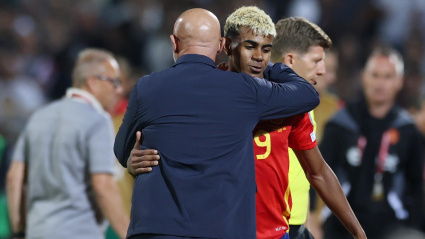 Luis de la Fuente abraza a Lamine Yamal durante un partido de clasificación para el Mundial 2026.