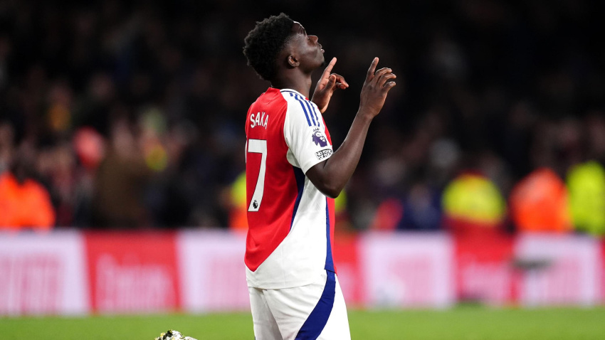 Saka celebrando un gol