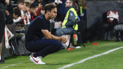 Íñigo Pérez, entrenador del Rayo Vallecano, en un partido del equipo en su estadio.